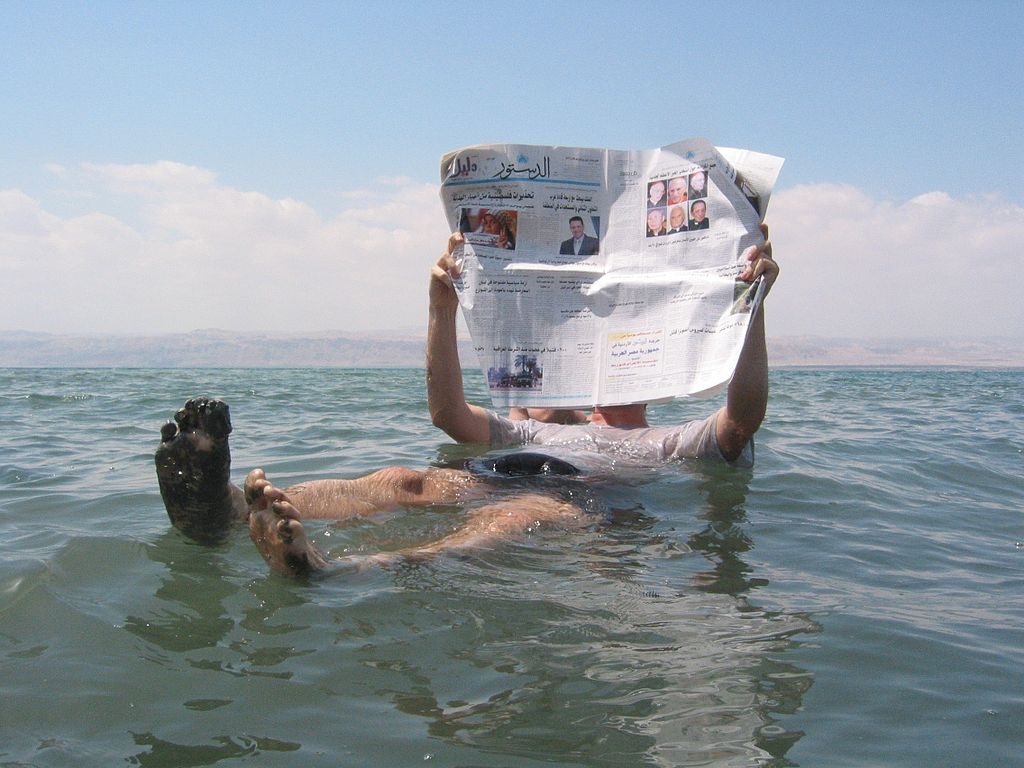 Lebegés a Holt-tengerben (nem saját fotó, forrás: wikipedia.org)