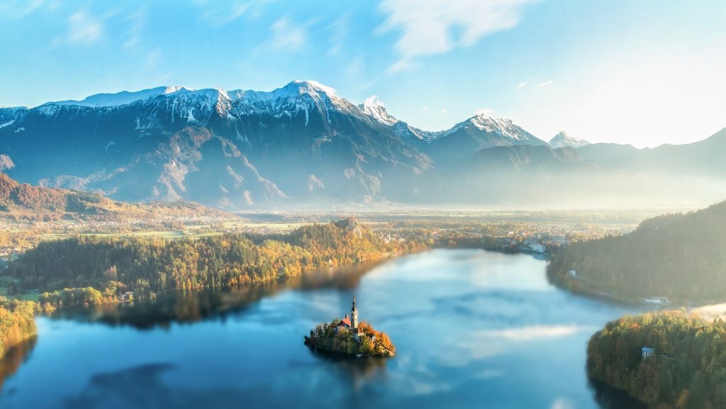Látogass el a csodás Bledi-tó partjára az őszi szünetben, hosszú hétvégén!