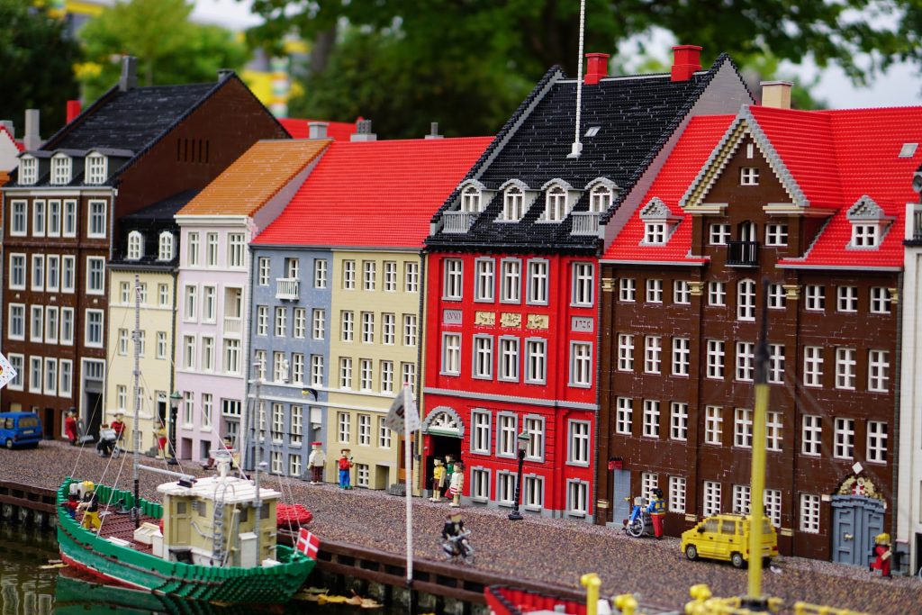 Retúr repülőjegy Billundba a Legoland és a Lego House városába 16.700 Ft-ért!