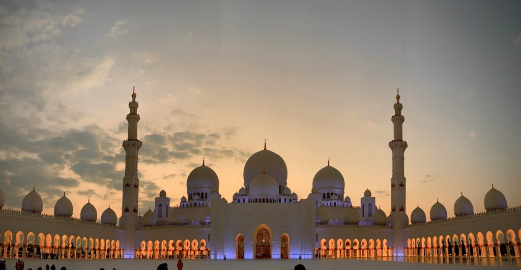 5 napos utazás Abu Dhabiba 4*-os hotellel, repülővel 78.700 Ft-tól!