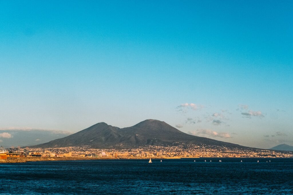 Retúr repülőjegy Nápolyba 14.700 Ft-ért! Látogass el a környékre, vár Sorrento, Amalfi, Capri!