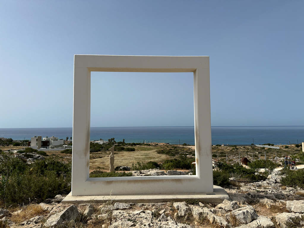 Ciprus szoborparkjában négyzet szobor