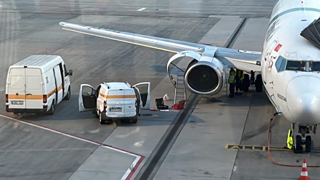 Tanácskozás a Tailwind Airlines hajtóművénél