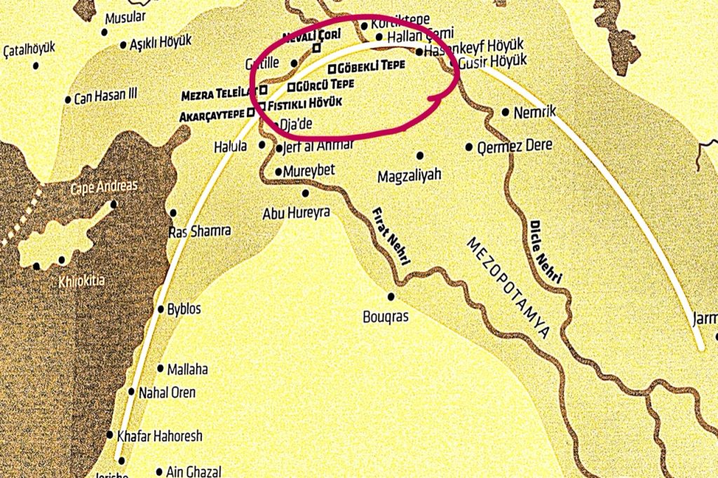 A Közel-Keletet meghatározó ún. termékeny félhold területe (kb. a mai Irak, Törökország, Szíria, Libanon és Izrael egyes részei), a dél-kelet törökországi térség kiemelésével (a szerző fotója a Şanlıurfa Múzeum kiállításából)