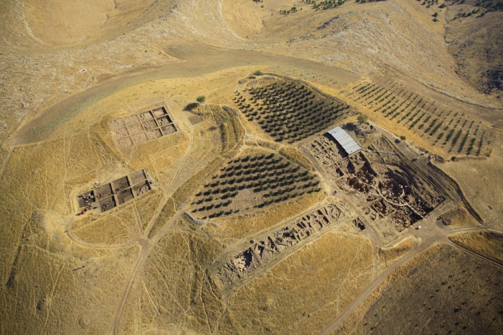 Ásatások a Göbeklitepe dombon a legfontosabb jelenségek feltárásakor. A mai védőtető és a helyi látogatóközpont legfeljebb még csak az álmokban szerepelt. (Fotó: Necmi Karul)