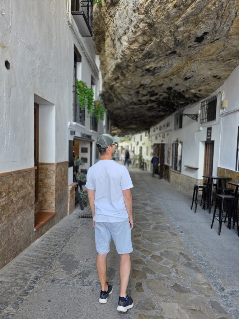 Setenil de las Bodegasikonikus sziklás utcájában. A fotó Samsung Galaxy S25 Ultrával készült.