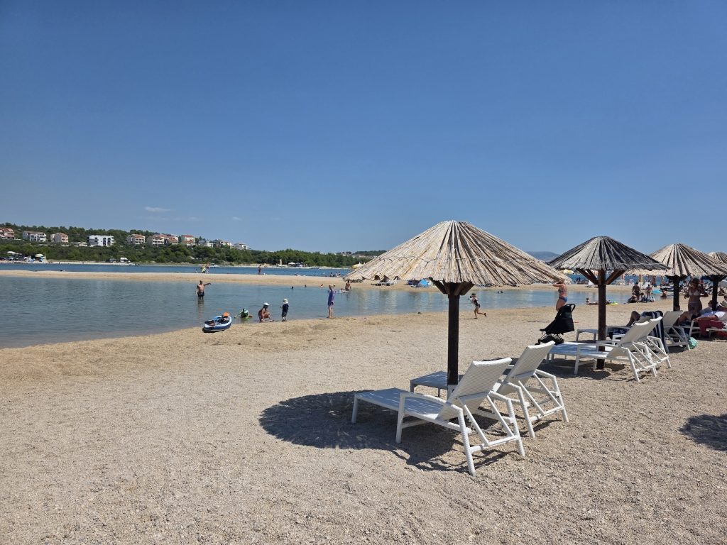 A hotel előtti strand lassan mélyül.