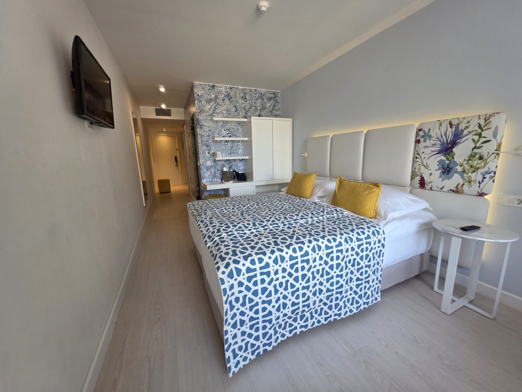 Vidám színek az Amadria Park Jakov gyerekbarát hotel szobájában.