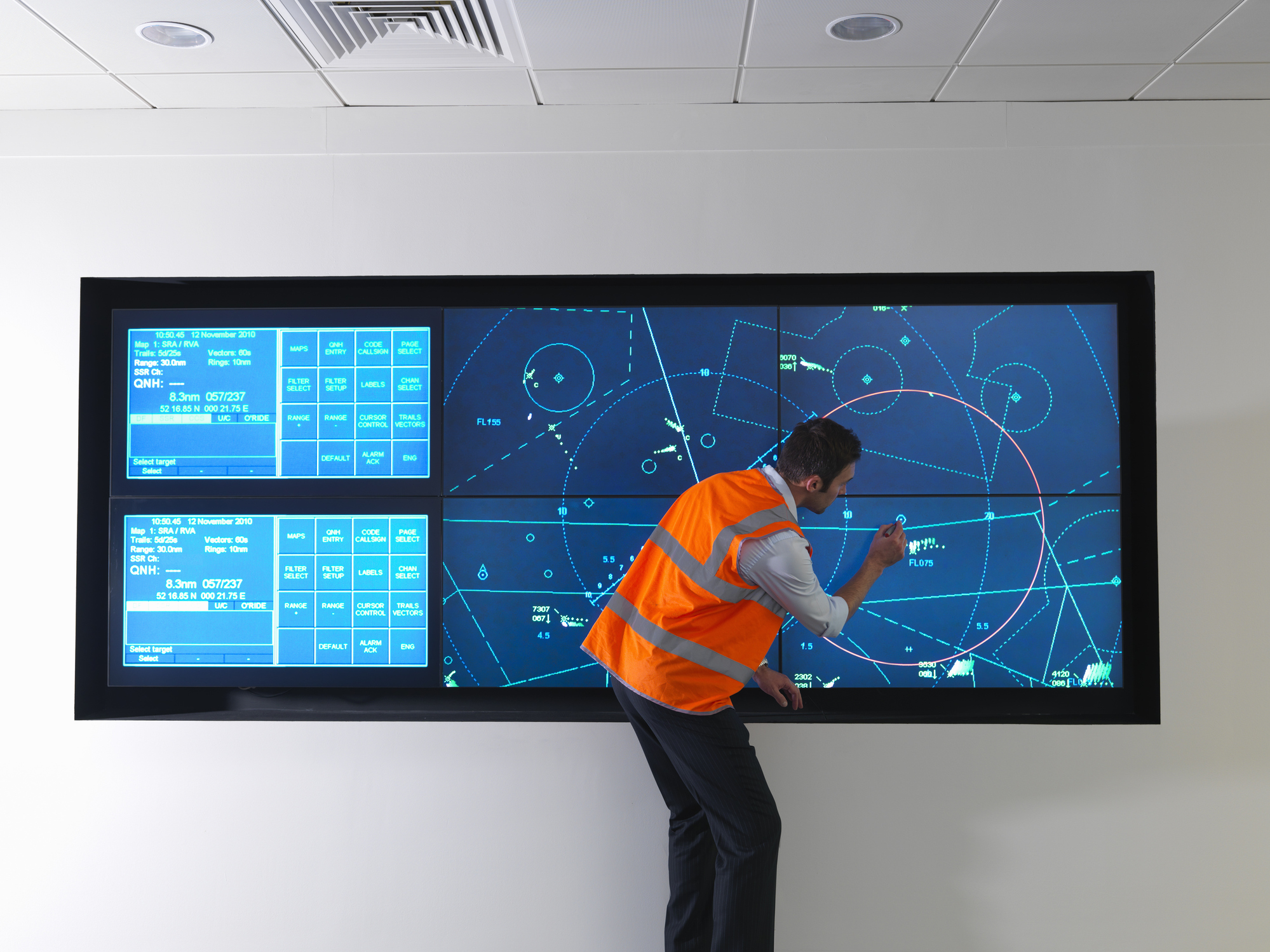 Légiforgalmi irányító gyakorol a szimulátoron.