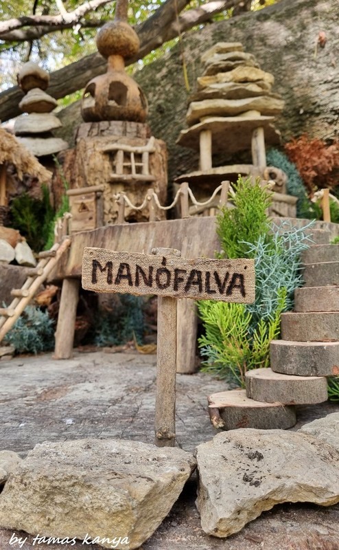 Tábla jelzi Manófalvát
