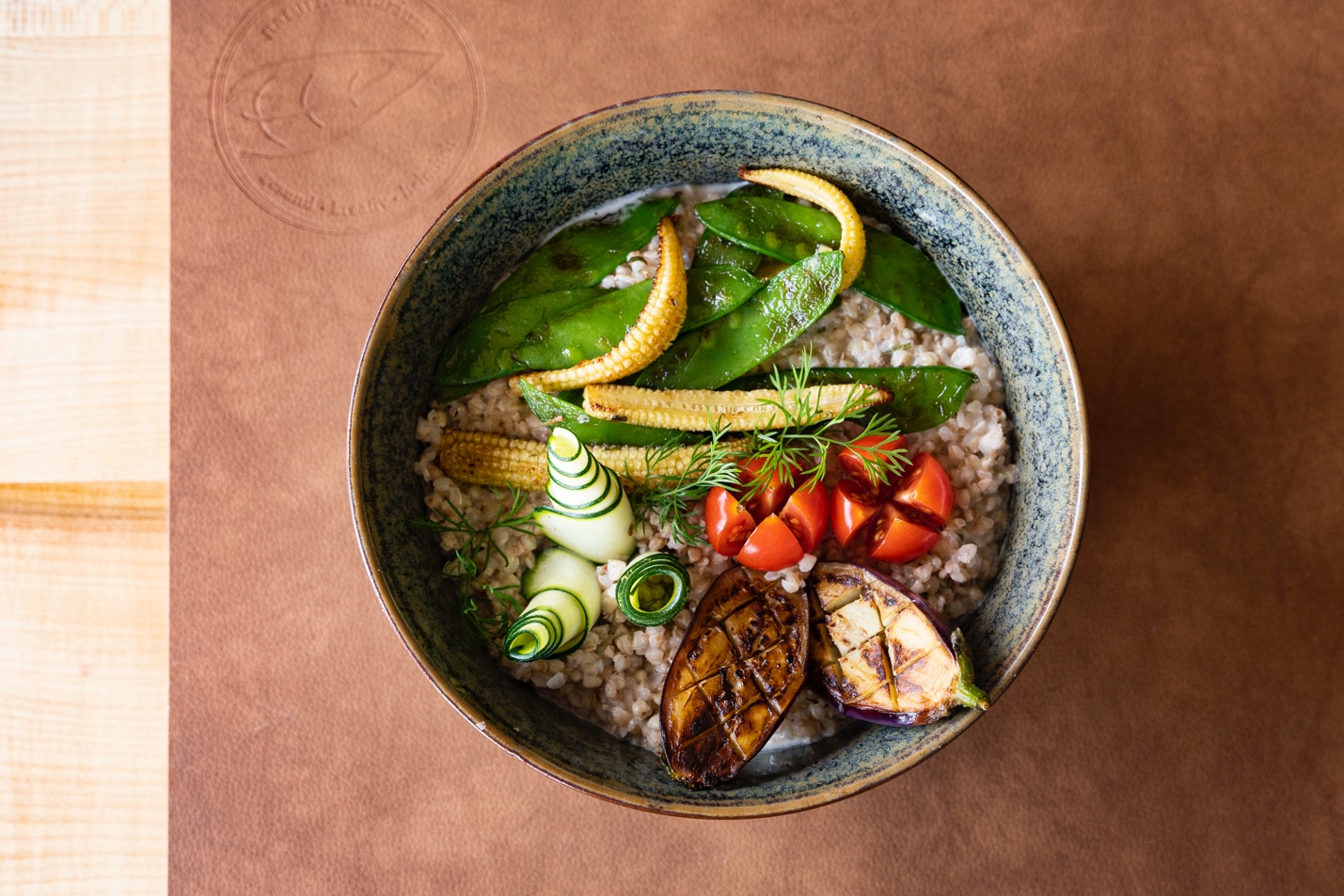 A képen étel, termény, tál, gyümölcs látható