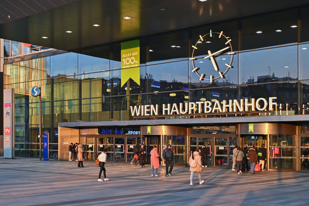 Vonattal a bécsi reptérre