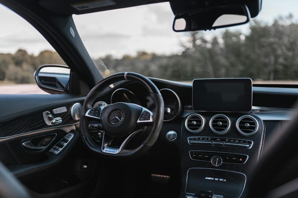 Modern autó utastere digitális navigációs rendszerrel.