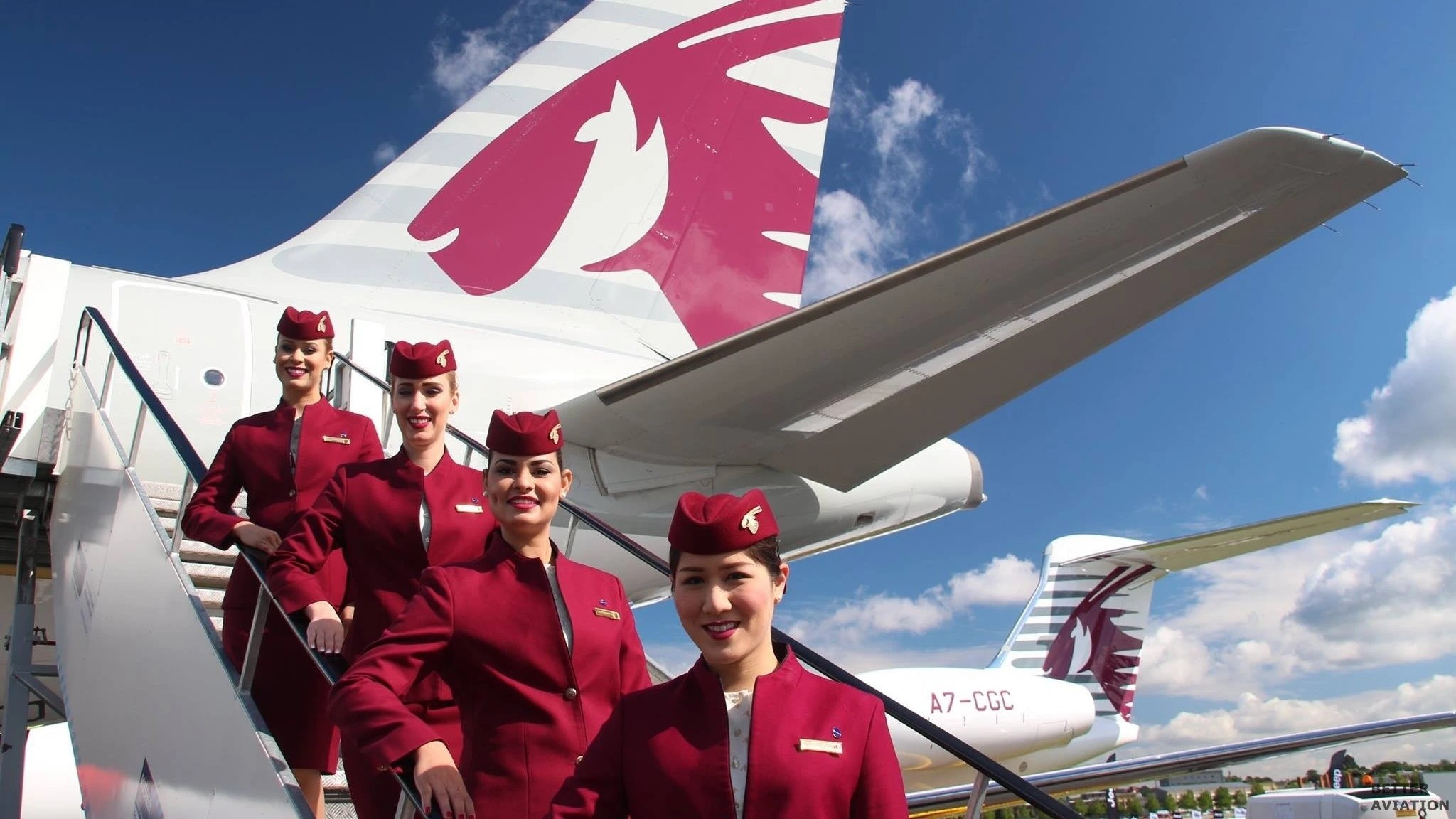 Milliós fizetés és ingyenes lakhatás: ennyit kereshetnek a Qatar Airways légiutas-kísérői