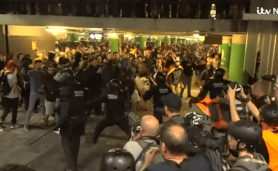 Tüntetők akadályozzák a barcelonai repülőtér elérését, fennakadások, késések, összetűzések
