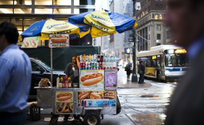 Ezért kerül közel 100 millió forintba egy New York-i hot dog árus engedély