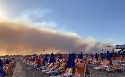 Hatalmas lángokkal tombol a tűz a török tengerpart mellett, olvasói fotókkal!