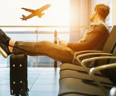 Miért kell levenni a cipőt a repülőtéren a biztonsági ellenőrzésnél?