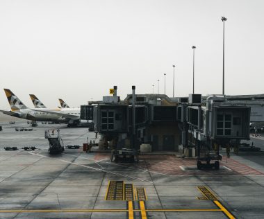 Kisebb összegű kártérítés, hosszabb késések után – csorbítanák a légi utasok jogait