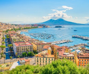 Ne várd meg a tömeget! Retúr repülőjegy az Amalfi-partra 14.405 Ft-ért!